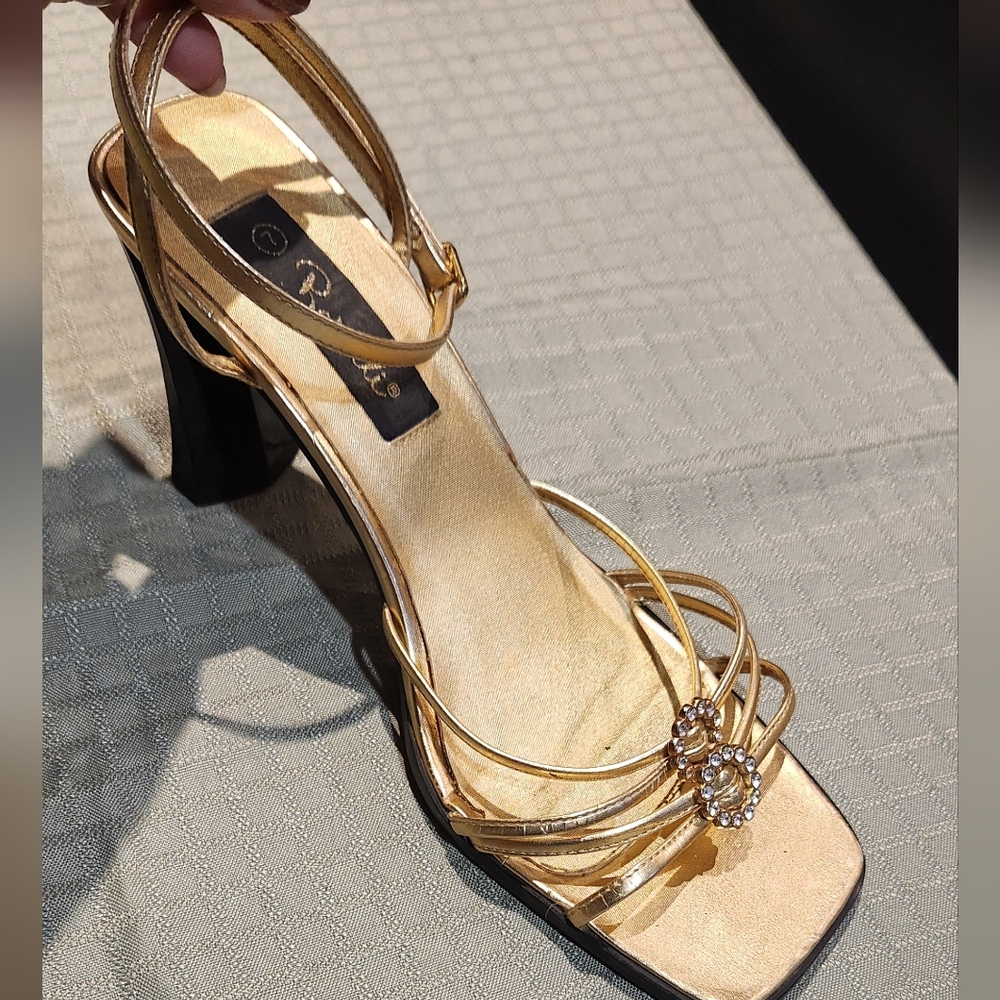 💥GOLD STRAPPY SANDALS - Picture 2 of 6